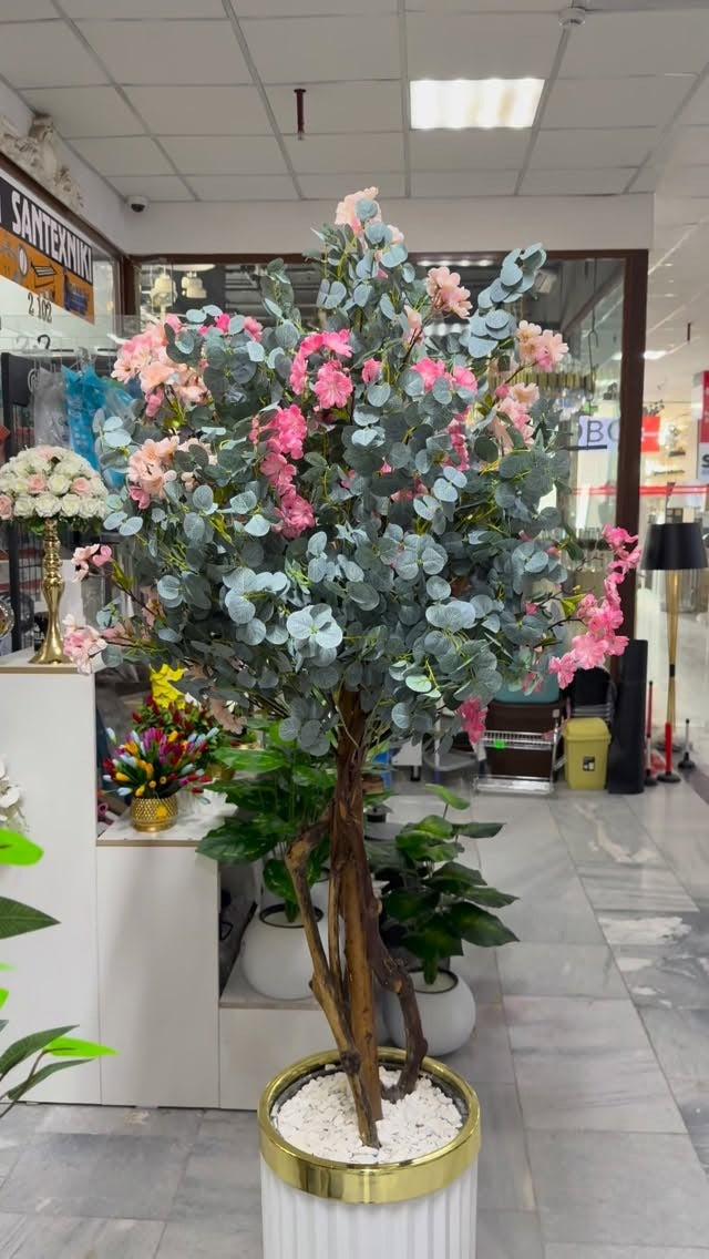 Árvore artificial decorativa com flores rosa e folhagem verde