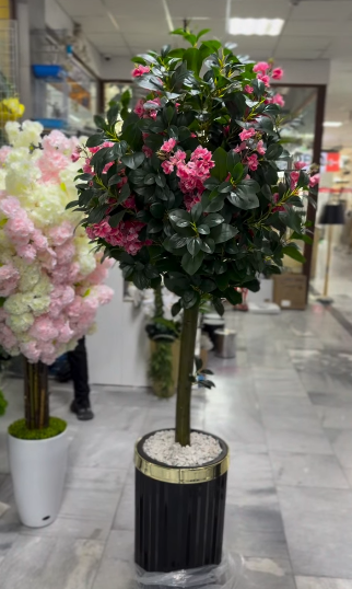 Árvore artificial decorativa com flores rosa e folhagem verde